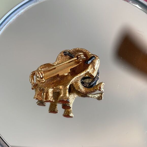 Vintage gold tone elephant brooch lapel pin with black eyeglasses - Picture 4 of 5